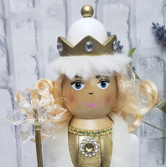 NUTCRACKR Queen in White and Gold,14" - Picture 3 of 12